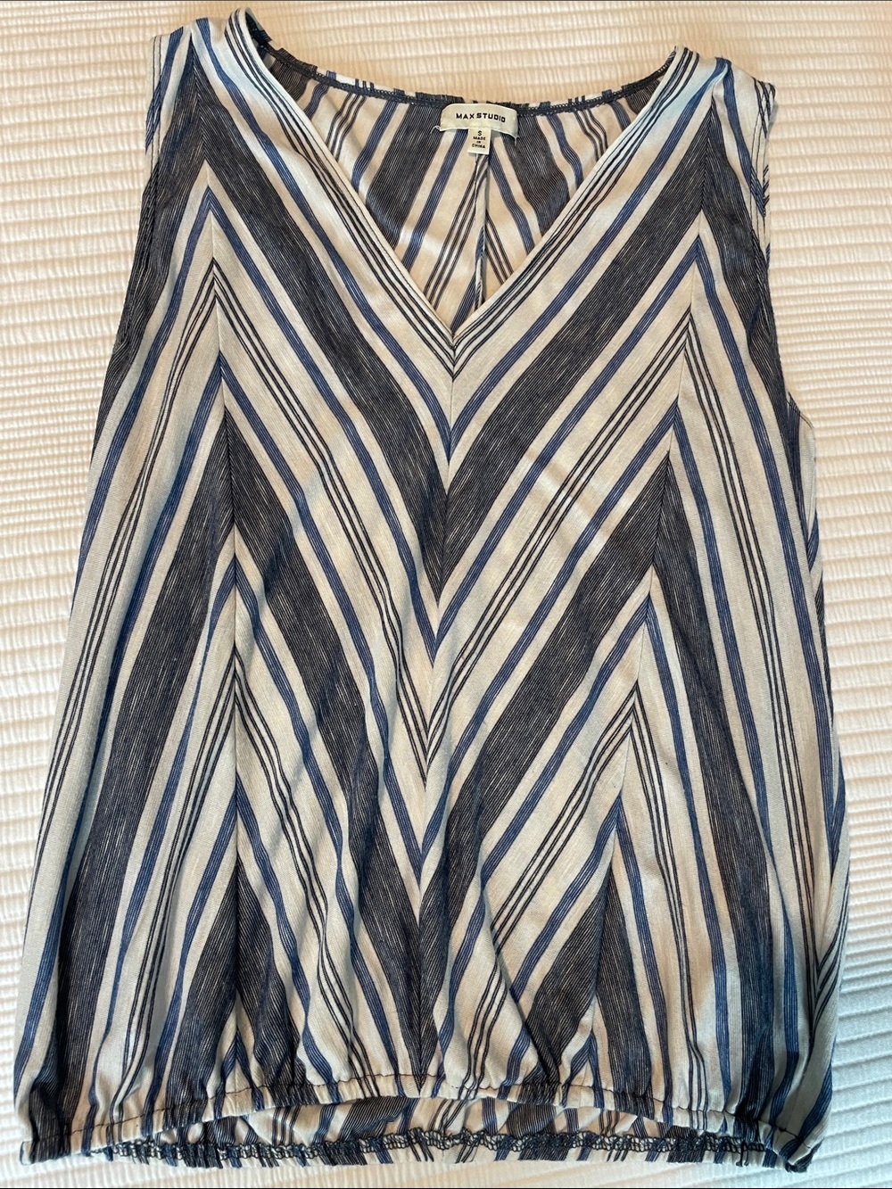 Max Studio Sleeveless Navy, Denim & White Chevron V-Neck Elastic Waist Top